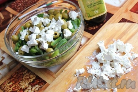 Добавить в овощной салат оливки и брынзу, поломанную на кусочки.
