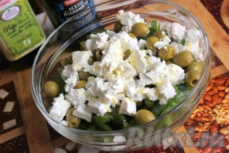 Заправить оливковым маслом, перемешать и дать салату немного постоять.
