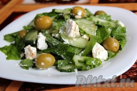 Освежающий и вкусный овощной салат с брынзой и оливками готов.
