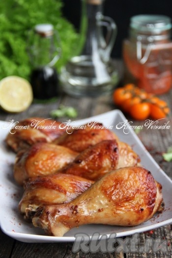  Вкусные, ароматные запечённые куриные ножки подать к столу горячими, дополнив гарниром. 