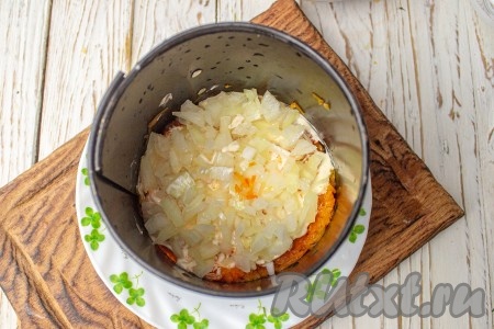 Поверх моркови равномерно выложите замаринованный в лимонном соке лук.