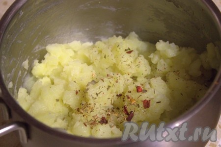 Когда картошка будет готова, полностью слить воду, добавить сливочное мало, специи (я добавила универсальную приправу). Размять картошку толкушкой в пюре и дать остыть.