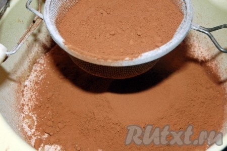 Теперь добавить просеянную муку, разрыхлитель теста и просеянное какао, чтобы не было комочков.