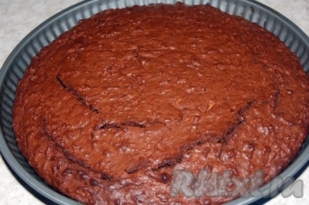 Через 30 минут наш вкусный шоколадный пирог готов. Важно не передержать в духовке, чтобы он внутри не оказался пересушенным, а оставался слегка влажным, как и положено шоколадной выпечке.
