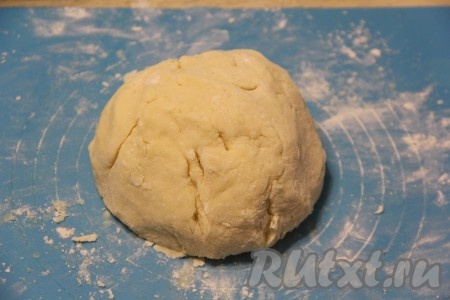 Перемешать тесто сначала ложкой, а затем вымесить руками. Творожное тесто получится не липким и очень пластичным. Разделить его на две неравные части. Чуть меньшую часть теста поместить в пакет и убрать в морозилку.

