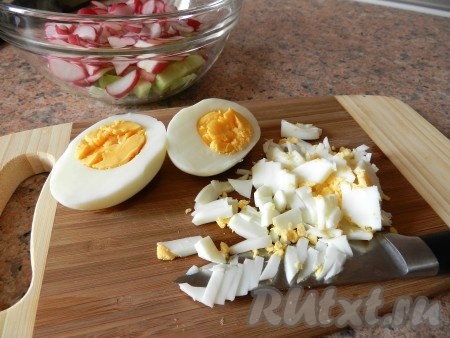 Вареные яйца очистить и мелко нарезать.