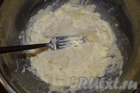 Растереть с помощью вилки яйцо, творог и сахар в однородную массу.