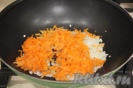 Обжарить лук на среднем огне, помешивая, до золотистого цвета (в течение 3-4 минут), а затем добавить в сковороду натёртую морковку. 