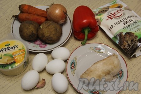 Подготовить продукты для приготовления салата "Снежные сугробы". Картошку и морковь, не очищая от кожуры, отварить до готовности (обычно на отваривание после начала кипения воды требуется 25-30 минут). Отварить куриное мясо в подсоленной воде до готовности (варить после закипания воды минут 25-30). Сварить вкрутую яйца (после начала кипения воды варить минут 9-10). Остудить варёные яйца, куриное мясо и овощи.