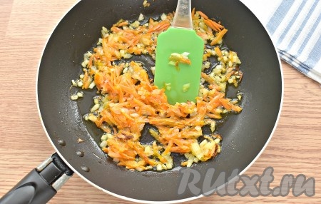 Растительное масло хорошо прогреваем в сковороде, затем выкладываем морковку с луком и чесноком, обжариваем овощи на среднем огне около 5 минут. В процессе обжарки овощи перемешиваем.