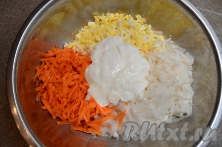 Отваренные яйца тоже натереть на крупной тёрке и добавить в миску с овощами. Туда же положить сметану.