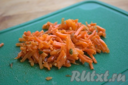 Морковь по-корейски нарезать на более мелкие кусочки.