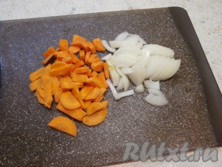 Лук и морковку вначале очистить, а затем нарезать произвольно на кусочки (мелко нарезать овощи не нужно).