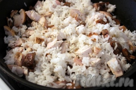 Всё соединить, перемешать, посолить по вкусу. Рис с шампиньонами и курицей готов.