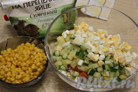Яйца, нарезанные на кубики такого же размера, как и овощи, тоже выложить в салатник.
