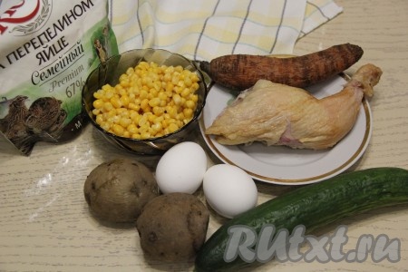 Подготовить продукты для приготовления салата с кукурузой, копчёной курицей и огурцом. Прежде всего нужно отварить в кожуре морковку и картошку (на отваривание после начала кипения воды потребуется 20-25 минут). Яйца нужно будет сварить вкрутую (варить яйца в кипящей воде нужно минут 9-10). Затем варёные овощи и яйца нужно будет полностью остудить, а затем очистить.