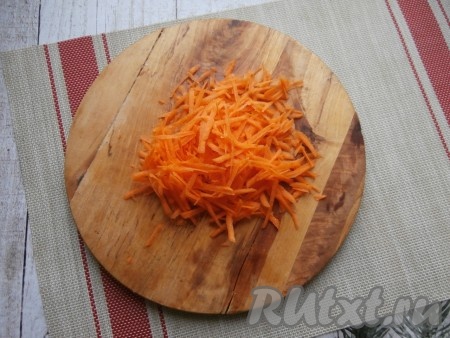 Натереть на крупной тёрке очищенную половинку моркови.