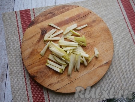 Яблоко очистить от семян и, по желанию, от кожуры (я не очищала), нарезать тонкой соломкой (или натереть на крупной тёрке).