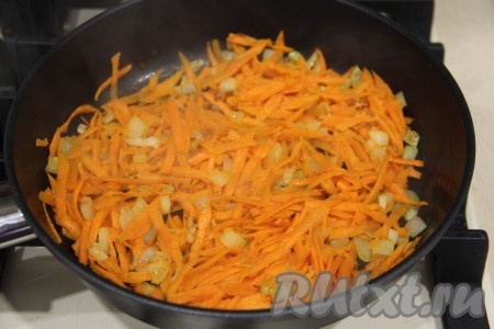 Обжаривать овощи, помешивая, 5-6 минут (до мягкости морковки).
