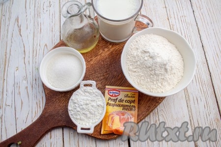 Подготовьте все необходимые ингредиенты для приготовления пышных оладий на молоке без яиц и дрожжей. 