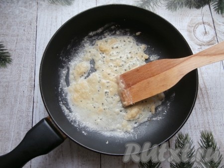 Растопить в сковороде на среднем огне грамм 30-35 сливочного масла, затем добавить муку, тщательно перемешать.