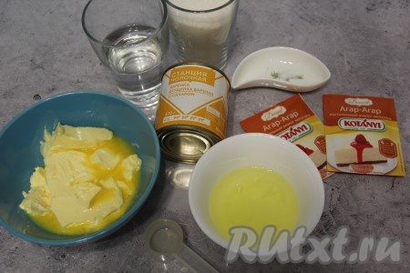 Подготовить продукты для приготовления суфле "Птичье молоко" с агар-агаром. Сливочное масло достать заранее, чтобы оно стало мягким. Белки заранее следует отделить от желтков и остудить в холодильнике.