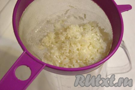 Хорошо промыть рис. Промытый рис поместить в удобную миску, залить полностью кипятком и оставить минут на 20-25. Затем отбросить рис на сито и оставить на некоторое время, для того чтобы полностью стекла вода.