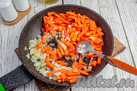 В сковороде нагрейте масло, выложите нарезанные чеснок и лук, обжаривайте их на среднем огне в течение нескольких минут (до мягкости), иногда перемешивая. Затем очищенную морковку нарежьте на небольшие кусочки (можно натереть на тёрке или нарезать на небольшие кубики), добавьте к луку, обжаривайте, помешивая, до мягкости моркови (примерно, 6-7 минут). Если есть возможность, то обжаривайте овощи на масле гхи, с ним получается полезнее и вкуснее.