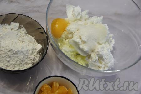 Соединить в достаточно объёмной миске творог, яйцо и сахар.