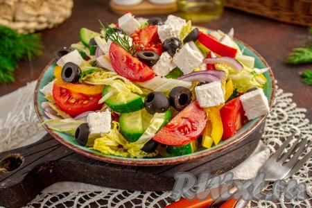 Перед порционной подачей полейте салат остатками заправки. Сочный, вкусный, яркий греческий салат с пекинской капустой подавайте сразу же к столу.