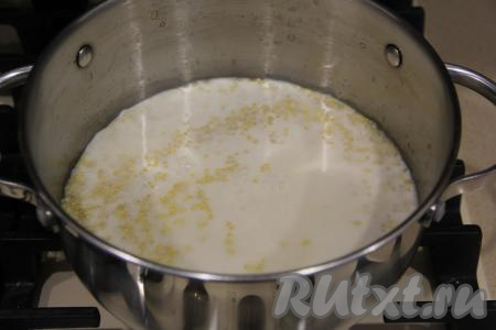 Затем добавить соль, сахар и влить молоко. Дать молоку в кастрюле закипеть, а затем варить пшённую кашу минут 15-20 (до мягкости пшена) на медленном огне.