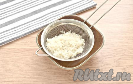 Рис промываем хорошо, откидываем на сито, чтобы слить воду. Промытый рис добавляем в бульон вслед за картошкой, доводим до кипения, а затем варим куриный суп на небольшом огне минут 15.