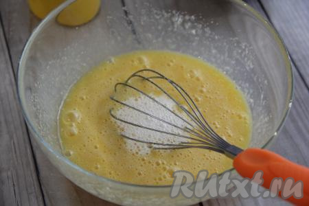 Соду погасить лимонным соком (или столовым уксусом) и добавить в миску, ещё раз перемешать содержимое миски.