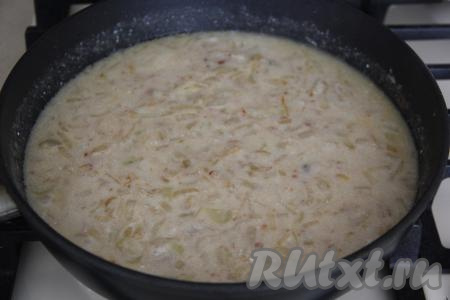 Влить воду и посолить луково-сметанный соус по вкусу. 