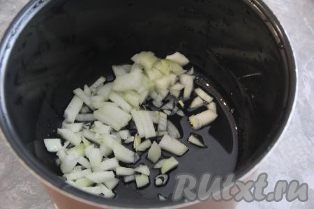 ​​​​В чашу мультиварки влить немного масла (или выложить часть жира из банки с тушёнкой), включить режим "Жарка", затем выложить мелко нарезанную луковицу, обжаривать, помешивая, до прозрачности лука.
