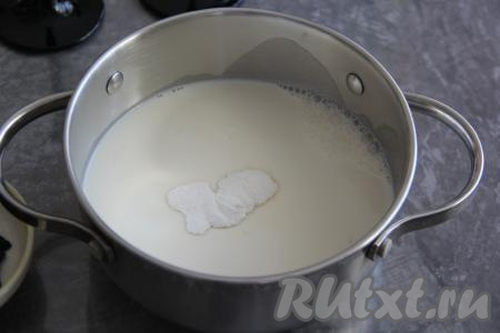 В кастрюлю влить молоко, добавить сахар и агар-агар, перемешать и поставить на огонь.