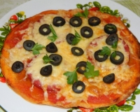 Домашняя пицца с колбасой, помидорами и сыром