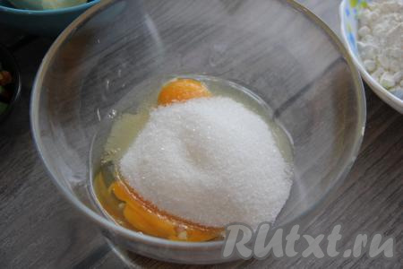 Соединить в глубокой миске сахар, сырые яйца и ванилин.