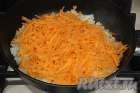 Обжарить лук, помешивая, до золотистого цвета на среднем огне, затем добавить натёртую морковку.