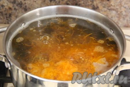 Когда картошка проварится минут 10, добавить в грибовницу обжаренную морковь, посолить по вкусу, снова дать закипеть, а затем проварить минут 10 (до мягкости картошки и пшена).