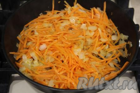 Обжарить овощи минут 8-10, периодически помешивая. И морковка, и лук должны стать мягкими.