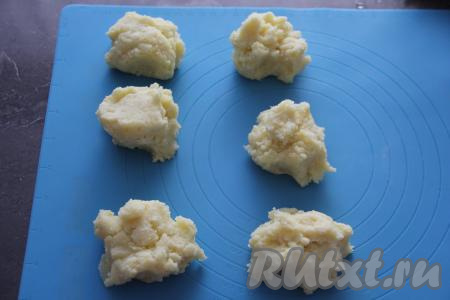 Разделить картофельную массу на 6 частей (у меня вес каждой части получился, примерно, 70 грамм).