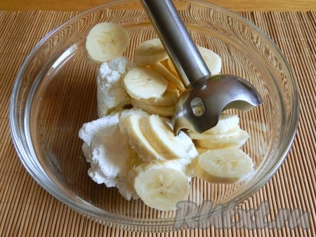 Банан нарезать, добавить творог.