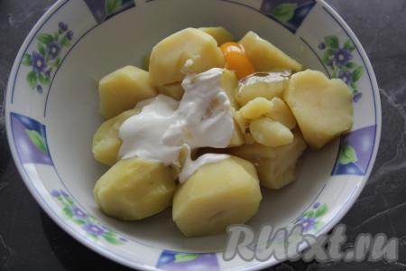 В тёплый картофель добавить сырое яйцо и сметану.