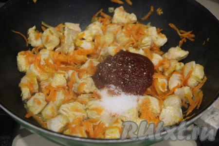 Обжаривать филе с овощами минут 10, периодически перемешивая. Затем посолить, добавить томатную пасту и специи, хорошо перемешать.