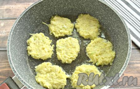 На сковороде хорошо разогреваем растительное масло, затем выкладываем столовой ложкой картофельно-капустное тесто, формируя драники.