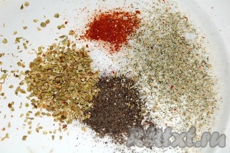 Приготовить специи. Я использовала соль, перец, орегано сухой, перец красный острый и готовый овощной сушеный набор.