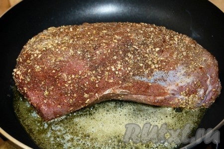 Обжарить кусок мяса на сливочном масле до румяной корочки.