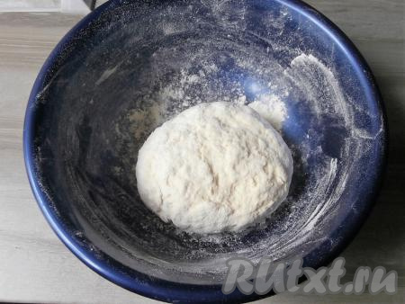 Тесто для пельменей должно получиться достаточно плотным, но не слишком тугим, прикрыть его плёнкой и оставить минут на 30 при комнатной температуре.