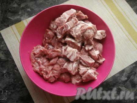 Говядину (или телятину) и свинину вымыть, обсушить мясо и нарезать на средние кусочки.